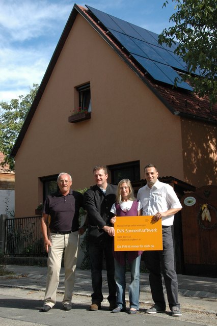 Martin Opitz (EVN PowerPartner); Umweltgemeinderat Viktor Paar; Marianne Kainz (PV-Besitzerin); Alexeander Praunias (EVN Energieberater)