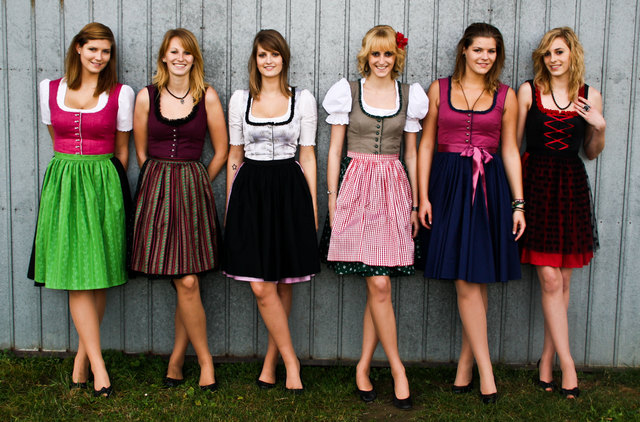 Die Modellevon Elisabeth Patz (3.v.l.) wurden auf einer Modeschau gezeigt.