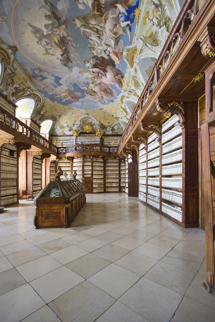 Die Stiftsbibliothek prunkt nicht nur mit Deckenfresken, sondern auch mit wertvollen Büchern.