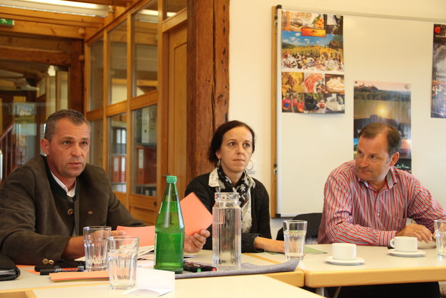 Diskussion: Josef Fleischacker (Baubezirksleitung), Verena Widmann und Bezirkshauptmann Alexander Majcan.