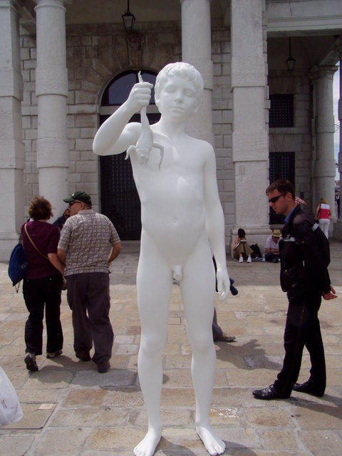 diesem Jungen (der hat wohl etwas zuviel Wachstumshormone abbekommen). Diese wunderschöne Statue steht im Hafen von Venedig...