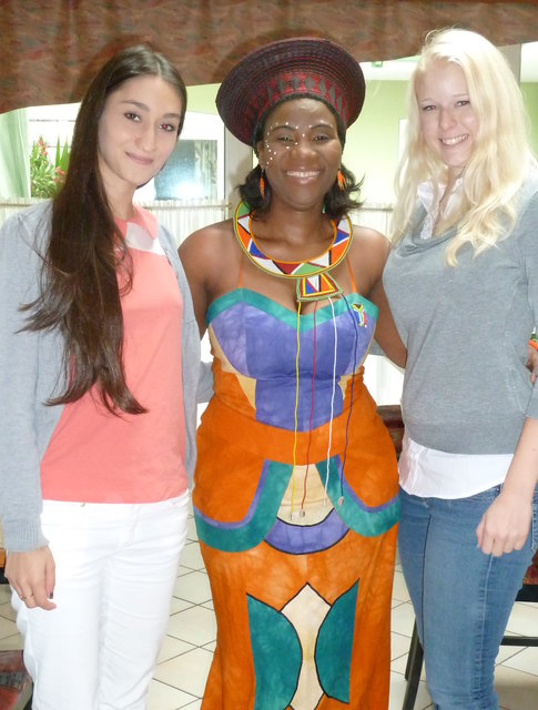 Cigdem Calisir mit Afro- und Gospelsängerin Smiley Divinzenz und Sandra Dorner.