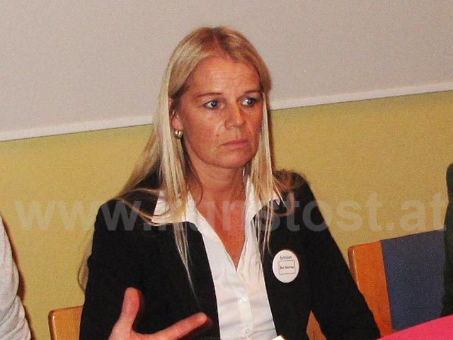 Marina Perl, Vorsitzende des Bad Blumauer Tourismusvberbandes, ist offensichtlich wütend, weil sie über wesentliche kommunalpolitische Entscheidungen nicht informiert wurde.