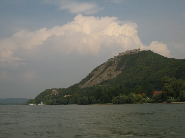 hier ein Blick auf die Burg bei Visigrad in Ungarn ( das war bei der Anreise zum ersten Quartier)