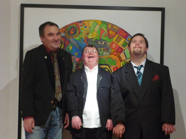 Künstler der Lebenshilfe vor dem Gemeinschaftsbild: (v.l.) Gottlieb Lechleitner, Alois Kleinheinz, Florian Pirschner. Lisi Pregenzer, eine weitere Künstlerin der Ausstellung, war leider erkrankt.