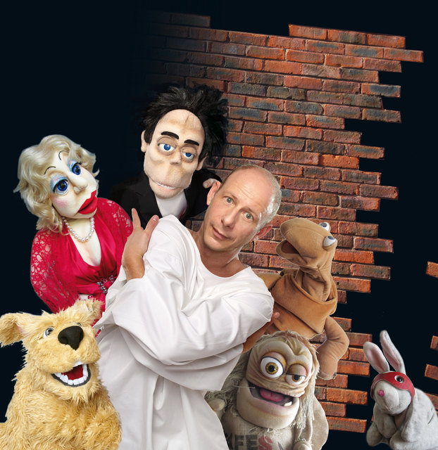 Puppenflüsterer Benjamin A. Tomkins mit seinen Puppen.