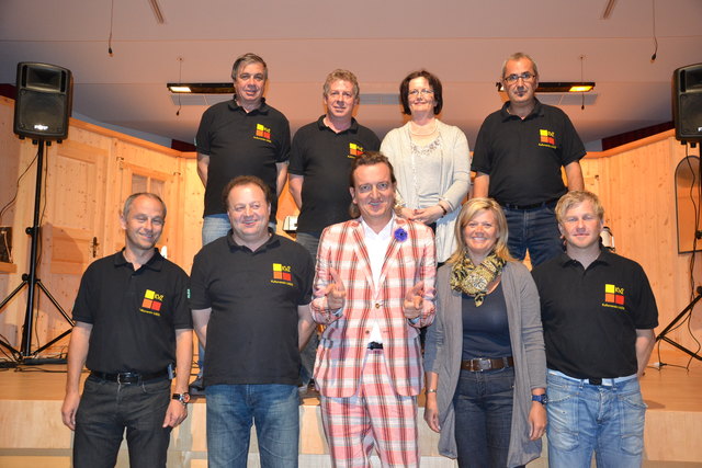 Der Lader Kulturverein mit Bgm. Toni Netzer (hinten rechts) und Kabarettist Markus Linder (vorne Mitte).