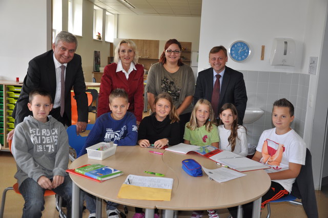 LA Alfred Riedl, Direktorin Helga Diensthuber, Pädagogin Kathrin Hufnagl, NR Bgm. Johann Höfinger mit den Kindern Matthias, Dmitry, Sophie, Anna, Melanie und Deni.