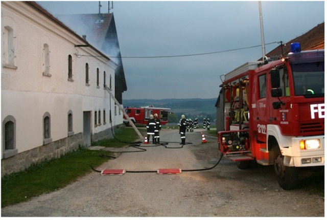 Atemschutztrupps absolvierten zwei Stationen, eine Wasser-Zubringerleitung wurde aufgebaut. | Foto: FF Andrichsfurt