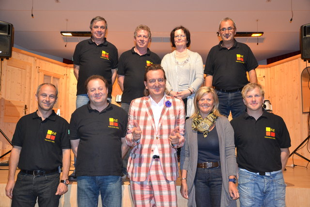 Der Lader Kulturverein mit Bgm. Toni Netzer (hinten rechts) und Kabarettist Markus Linder (vorne Mitte).