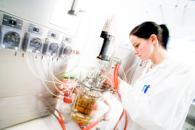 Absolventin Maria Hinnert am Labor-Fermenter.