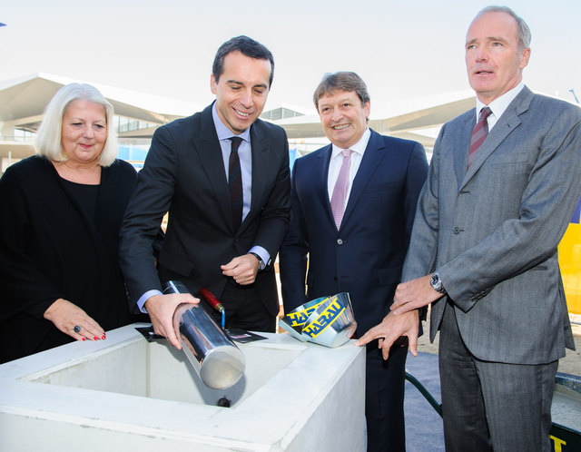 Grundsteinlegung: Hermine Mospointner, ÖBB-Chef Christian Kern, Maximilian Höller und Thomas Jakoubek (v. l.).
