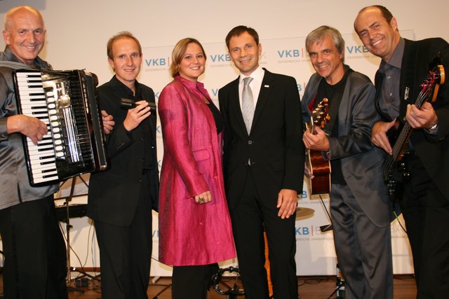 (v.l.) Bernhard Walchshofer, Harald Spranger, Corinna Fuchs, der Linzer VKB-Regionaldirektor Mag. Martin Moser, Fritz Fuchs und Kurt Mitterlehner