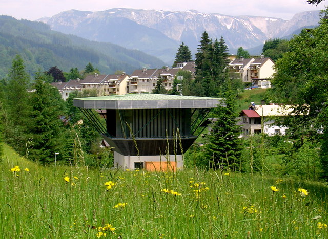 Seitdem der Ganzsteintunnel eine 2. Tunnelröhre bekommen hat, wird diese Belüftungsanlage nicht mehr benötigt. Der Turm wurde abgerissen. (Hintergrund: die Schneealm)