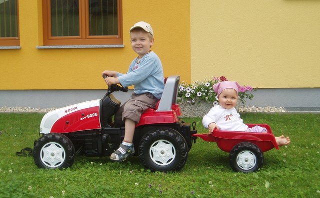 Michael und seine kleine Schwester Julia sind unzertrennlich und immer gemeinsam auf Abenteuersuche