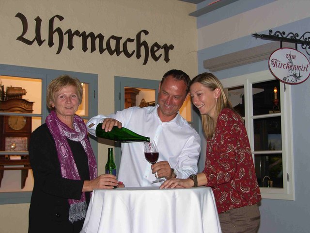 Gertraud Koblmiller und Edith Ganser ließen sich von Bürgermeister Dominik Reisinger bei der langen Nacht der Museen "am Marktplatz" bewirten.