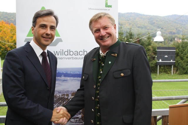 Zwei Bürgermeister besiegeln Hochwasserschutz für Andritz und Stattegg: Mag. Siegfried Nagl und Ing. Karl Zimmermann.