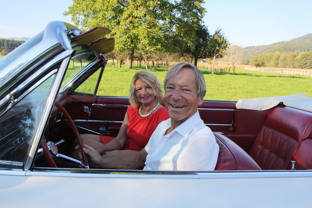 Ziehen mit ihrem Cadillac alle Blicke auf sich: Ingrid und Gerald Friedl aus St. Peter am Wallersberg
