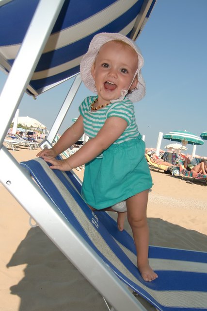 Unser Sonnenschein Nora am Strand in Lignano
