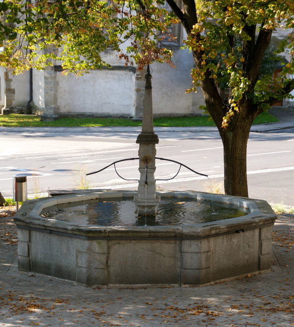 Der Karbrunnen am Hauptplatz ist eine Station des Frauen-Stadt-Spaziergangs.
