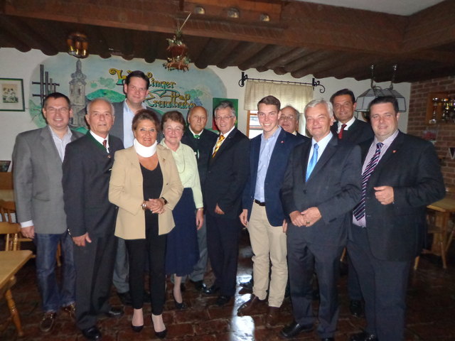 Bildtext: StR Thomas Mayrhofer, Vbgm. a.D. Helmut Zuschmann, LAbg. Lukas Mandl, GR Traude Balaska, Seniorenbund-Obfrau Lotte Fliedl, Seniorenbund-Teilbezirkobmann Fritz Pöchleitner, LAbg. Willi Eigner, GR Markus Presle, StR Holger Herbrüggen, Seniorenbund-Landesobmann Herbert Nowohradsky, Vbgm. Richard Raz, GR Martin Trat