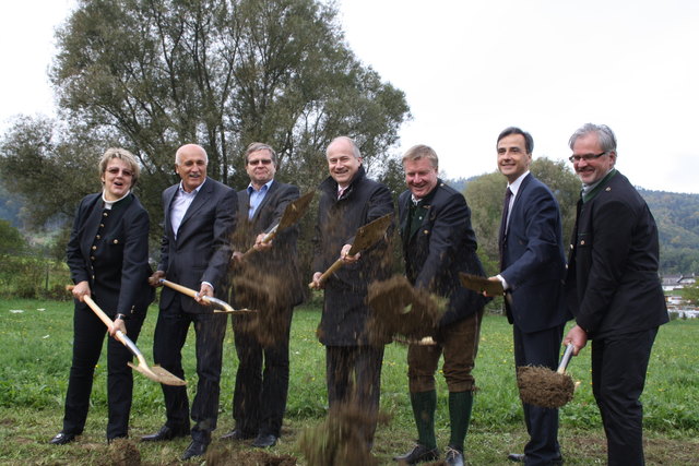 Symbolischer Spatenstich für das Rückhaltebecken des Andritzbaches. Die Begeisterung für das Projekt ist unübersehbar.