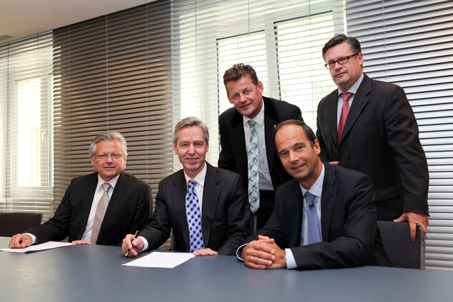 Unterzeichnung: Günther Rabensteiner, Johann Sereinig, Romed Karré, Christian Scheider, Christian Leyroutz
Foto: Verbund/KK