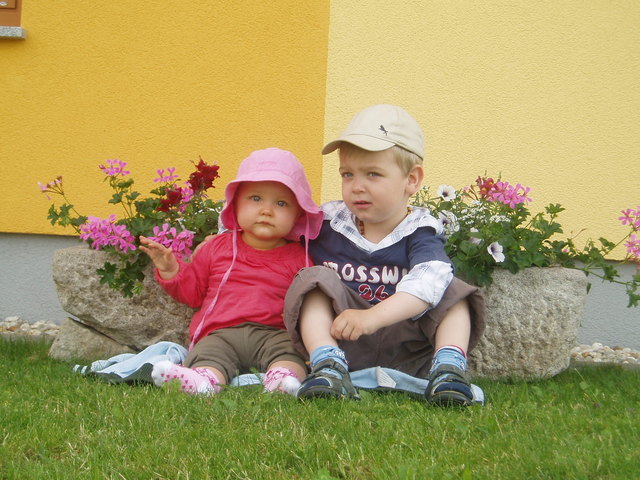 Die kleine Julia und ihr stolzer großer Bruder Michael, der immer auf sie aufpasst!m