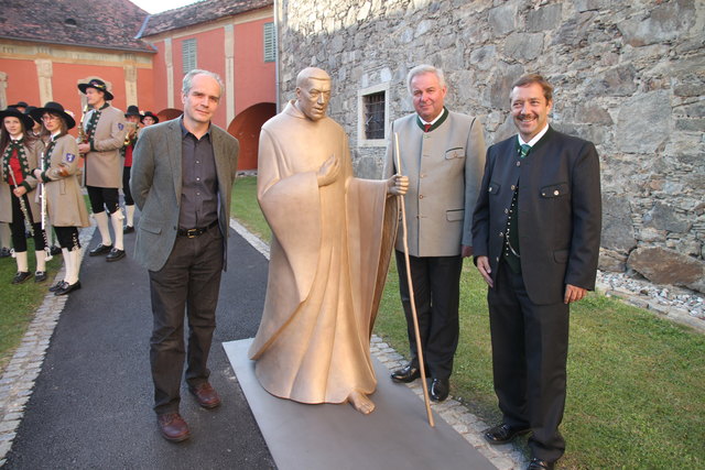 Künstler Hannes Fladerer, LHStv. Hermann Schützenhöfer und Bgm. Johann Schirnhofer mit der Ochabauer-Statue.