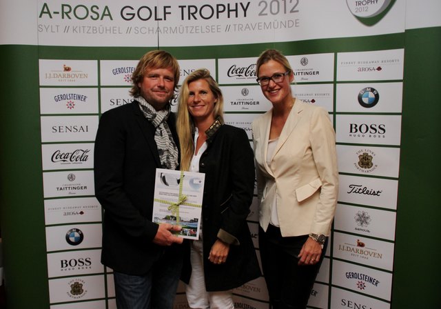 Die Sieger Petra und Andreas Pflüger mit Golf-Dir. Vanessa Herbon (re.).