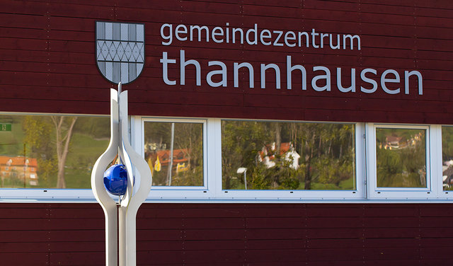 Gemeindezentrum Tannhausen mit der Umgebung, welche sich in den Fenstern spiegelt.