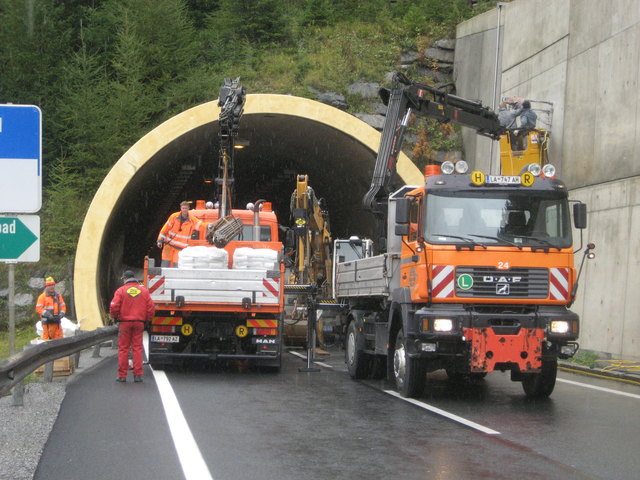 Bei der Stützmauer beim Tunnelportal Pettneu wurden Risse festgestellt.