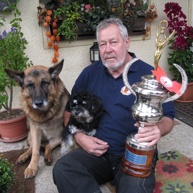 Dieter Kienbacher mit seinem Pokal für 2. Platz bei WUSV-EM in Borgomanero/Italien und seinem Schäferhund „Gerry von der Wolfskralle“ und dem jungen „Enkel-Hund“