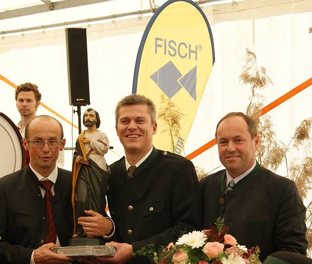 Geschäftsführer Andreas Eberhard und Christoph Riegler mit Bgm. Franz Lindschinger bei der Überreichung des Hl. Josef.