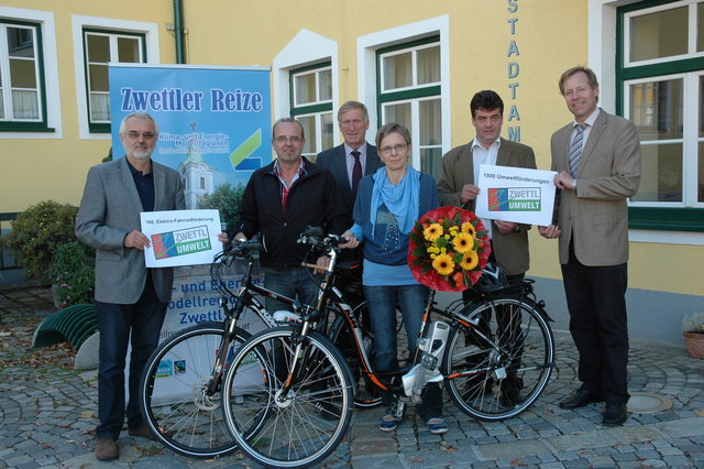 Eva und Franz Neuhauser aus Zwettl (Mitte) sind in ihrer Freizeit mit umweltfreundlichen Elektrofahrrädern unterwegs und Bürgermeister Herbert Prinz konnte ihnen hierfür die 100. E-Bike-Förderung der Gemeinde überreichen. Mit dabei bei der Überreichung waren Umweltgemeinderat Ing. Herbert Grulich, Stadtrat Erich Stern und Stadtamtsdirektor-Stv. Mag. (FH) Werner Siegl (v. li.).