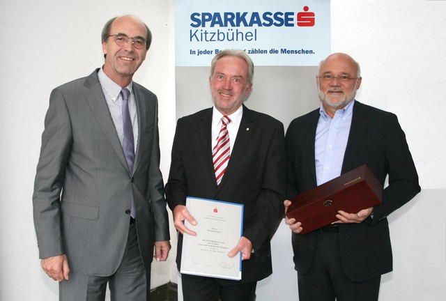 Vorstandsvorsitzender M. Krismer mit Helmut Krismer und Anton Söllner (v. li.). | Foto: Sparkasse