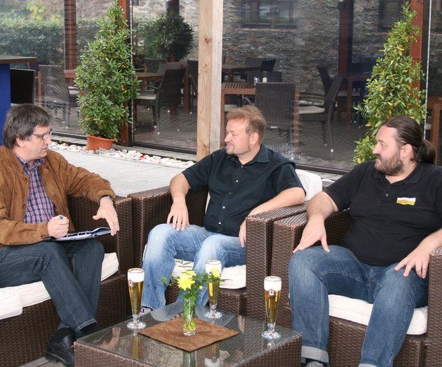 WOCHE-Redakteur Peter Pugganig mit Kurt und Günther Rumpold
