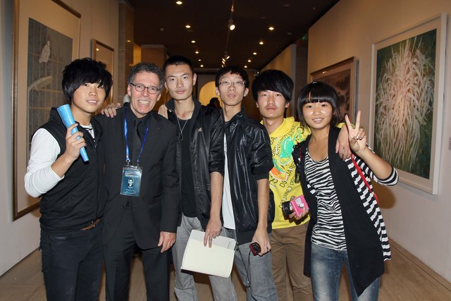 Elmar Peintner (2. v. l.) inmitten seiner jungen chinesischen Fans.