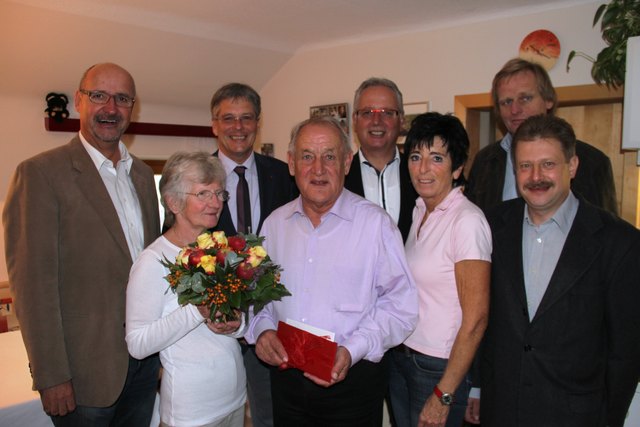 BU: LHStv. Peter Kaiser gratuliert Bürgermeister Karl Wuggenig zum 70. Geburtstag. Am Foto mit den Gratulanten Vzbgm. Klaus Glanznig, Gattin Hedi Wuggenig, KO Reinhart Rohr, GRin Sieglinde Rijavec, Ewald Rijavec, GV Maier Armin