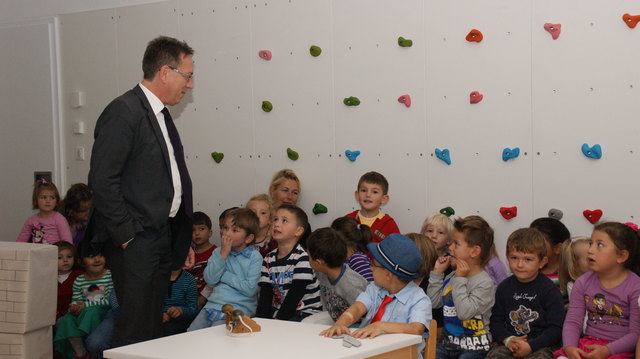 Bürgermeister Martin Krumschnabel begrüßte die Kindergartenkinder.