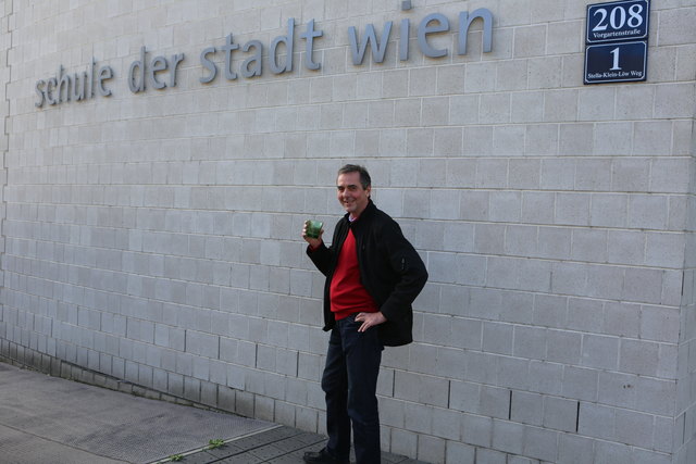 Wasserqualität wieder 1A: Bezirksvorsteher Gerhard Kubik bei einem persönlichen Wasser-Test in der Volksschule Vorgartenstraße 208.