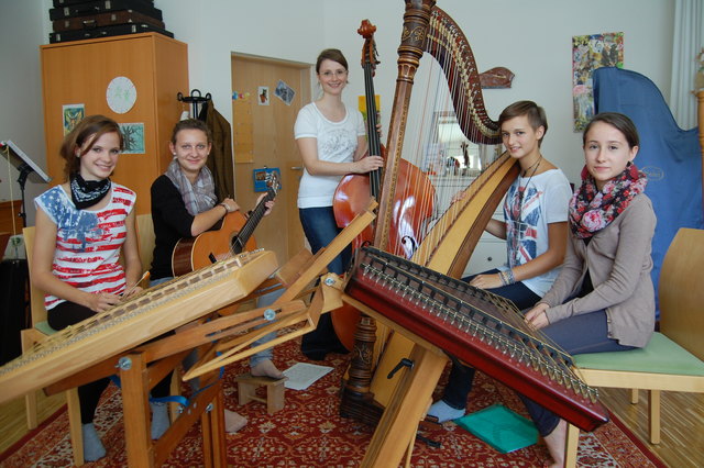 Musizieren: Astrid Weratschnig, Nadja Wallner, Anna-Maria Liemberger, Lisa Lebitschnig, Christiane Höberl | Foto: Hell