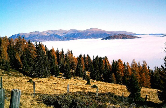 Wöllaner Nock - unterm Nebel das obere Gurktal, in der Bildmitte ragt der Höllenberg aus dem Nebel