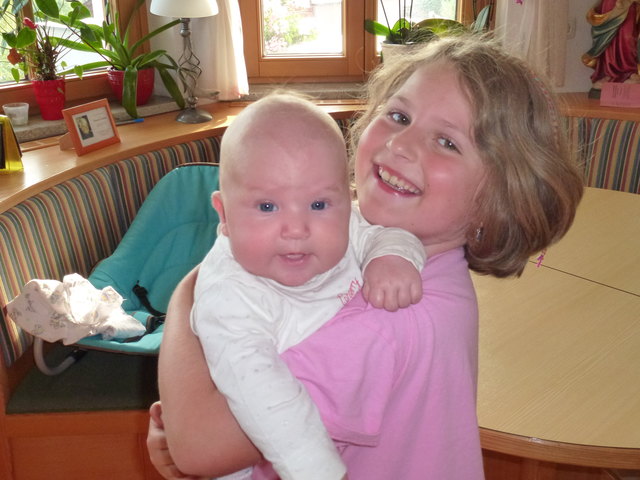 Die kleine Helena mit ihrer Schwester Maria