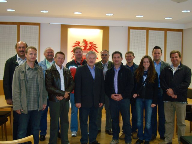 Im Bild 1: die KollegInnen der Autobahnpolizeiinspektion Krems: Franz Lebhart, Karl Hofschweiger, Richard Habisohn, Walter Allinger, Maurice Androsch, Ewald Müllner, Heidemarie Katzenschlager, Thomas Paukner, Walter Braunsteiner
mit Bürgermeister Gerhard Kirchmaier und Karlheinz Piringer