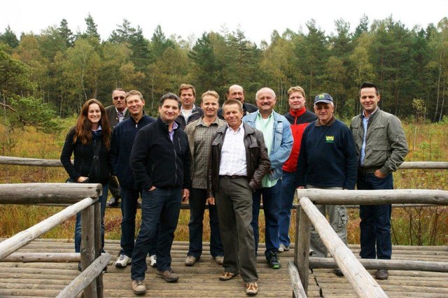 Im Bild 2: die KollegInnen der Autobahnpolizeiinspektion Krems: Franz Lebhart, Karl Hofschweiger, Richard Habisohn, Walter Allinger, Maurice Androsch, Ewald Müllner, Heidemarie Katzenschlager, Thomas Paukner, Walter Braunsteiner
mit Willi Bauer und Karlheinz Piringer