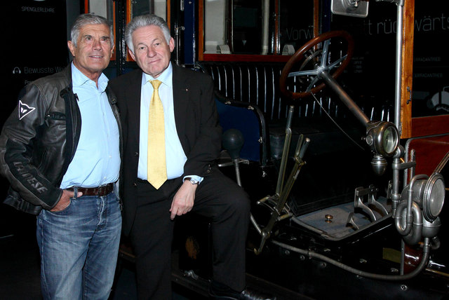 Motorradlegende Giacomo Agostini (links) besuchte die Porsche-Ausstellung in Linz.