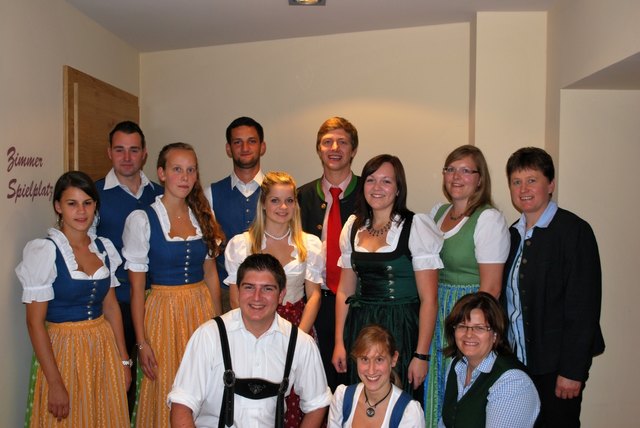 Der neue Vorstand der Bezirkslandjugend Perg: 1. Reihe: Bezirksleiter Martin Achleitner (Münzbach), Bezirksleiterin Franziska Lichtenberger (Naarn), Doris Derntl (Bezirksbauernkammer)
2. Reihe: Claudia Palmetshofer (Bad Kreuzen), Verena Reiter (Rechberg), Michaela Zöchlinger (Waldhausen), Katharina Derntl (Langenstein), Katharina Ginthör (Saxen), Rosi Ferstl (BBK-Obmann Stellvertreterin)
3. Reihe: Helmut Hochgatterer (Bad Kreuzen), Emanuel Thauerböck (Rechberg), Georg Peterseil (Katsdorf).