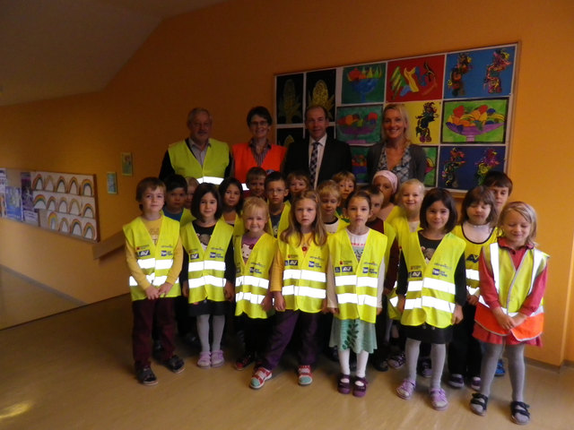 Übergabe der Warnwesten an die Volksschüler in Meggenhofen in Beisein von Landesrat Max Hiegelsberger.