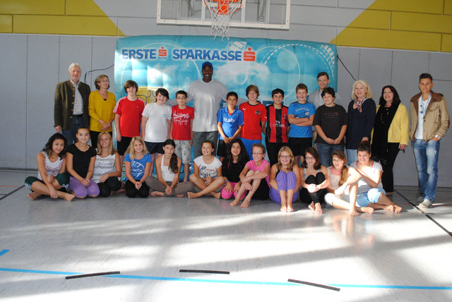 spark7 Slam Tour in der Neuen Mittelschule Ried: Erster von links: Wilhelm Schmid (Direktor NMS Ried im Innkreis), Zweite von links: Klaudia Maier (Koordinatorin NMS Ried im Innkreis), dritter von links: Renaldo O´Neal, erster von rechts: Patrick Steiner (Sparkasse Ried-Haag), vierter von rechts: Stefan Schwarz (Sparkasse Ried Haag).